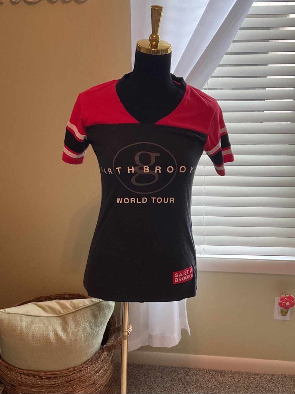 Women’s Size Small Garth Brooks World Tour Tee, Great Condition!